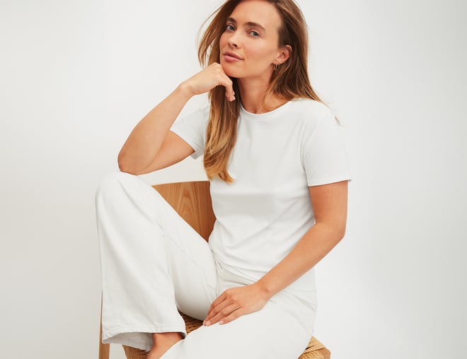 Das Model trägt das Ultimate Sommer Shirt in der Farbe weiß