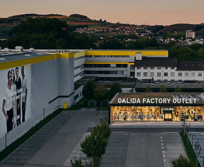 Quatre employées assises devant la boutique CALIDA.