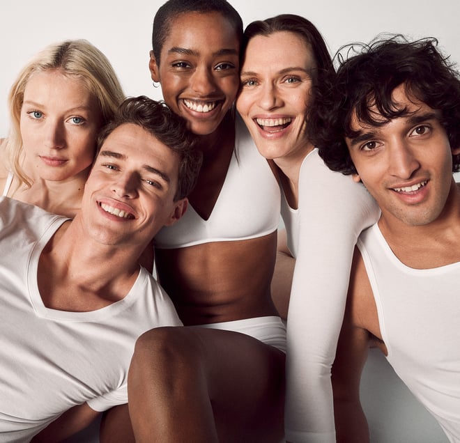 Cinque modelle sorridono alla macchina fotografica