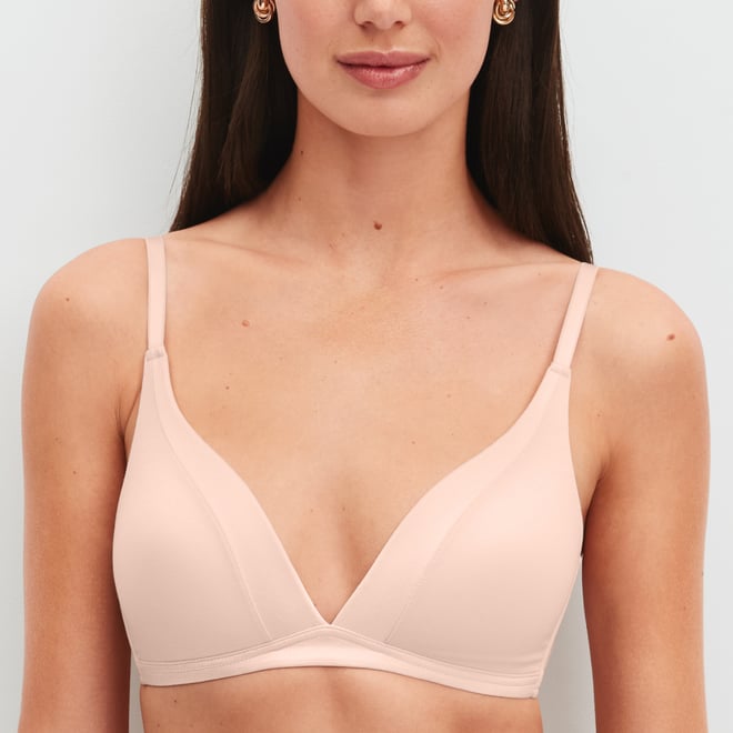 The model is wearing a Cate soft bra without underwire with a subtle satin detail in the color rose.