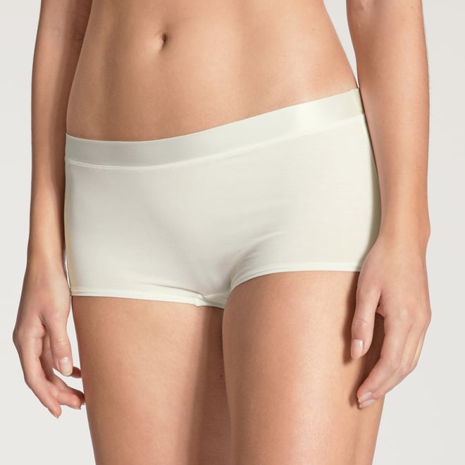 Frau trägt weiße Panty mit längerem Beinansatz und nahtlosem Design für hohen Tragekomfort im Alltag – Frontansicht