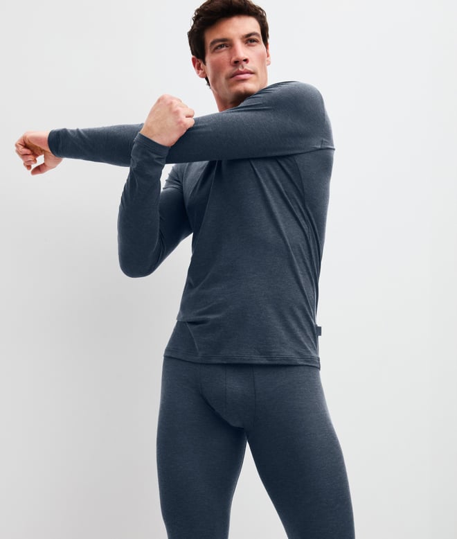 Die Herr trägt lange Unterwäsche der Serie Sporty Warming in der Farbe Dunkelblau.