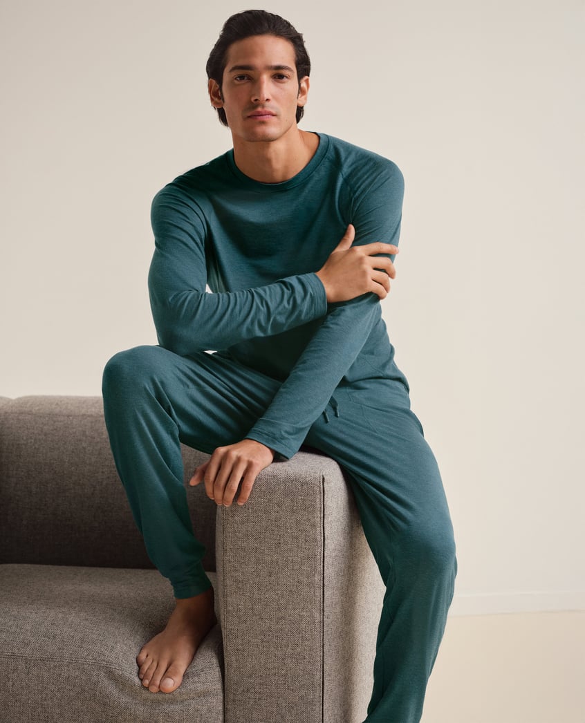Der Herr trägt die Nachtwäsche der Serie DEEPSLEEPWEAR WARMING in dem neuen Grünton.