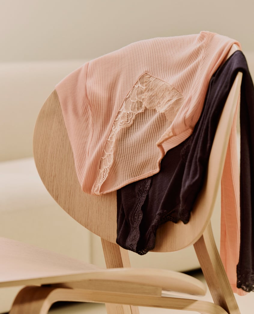 Rosa und braune Unterwäsche aus einer Wolle-Seide-Mischung mit Spitze.