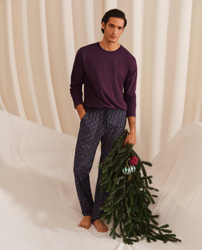 Der Herr trägt den neuen Mix & Match Nachtwäsche der Serie Favourites Holiday. 