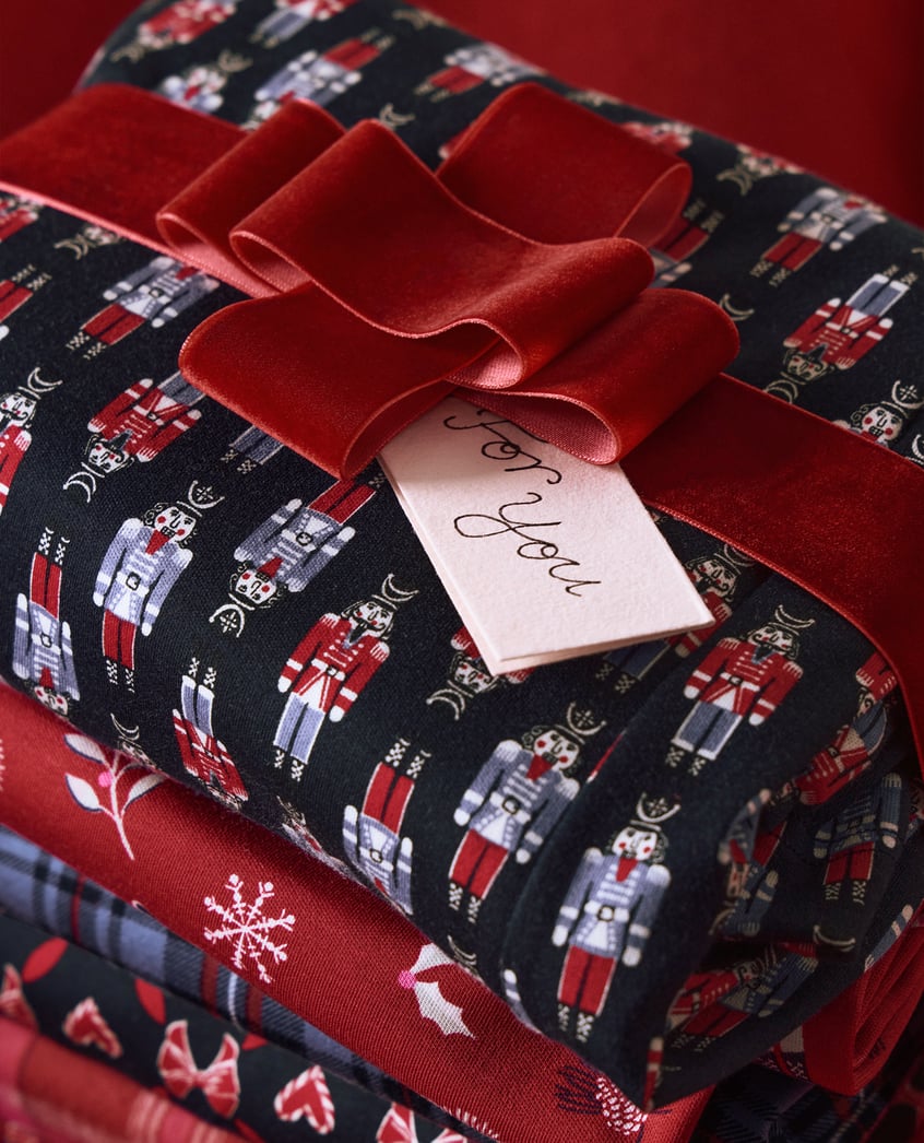 Weihnachtliche Muster mit Schneeflocken, Schleifen und Nussknacker.