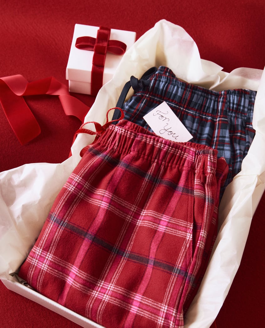 Die neuen Herren Pyjama Hosen in blau-rot-kariert.