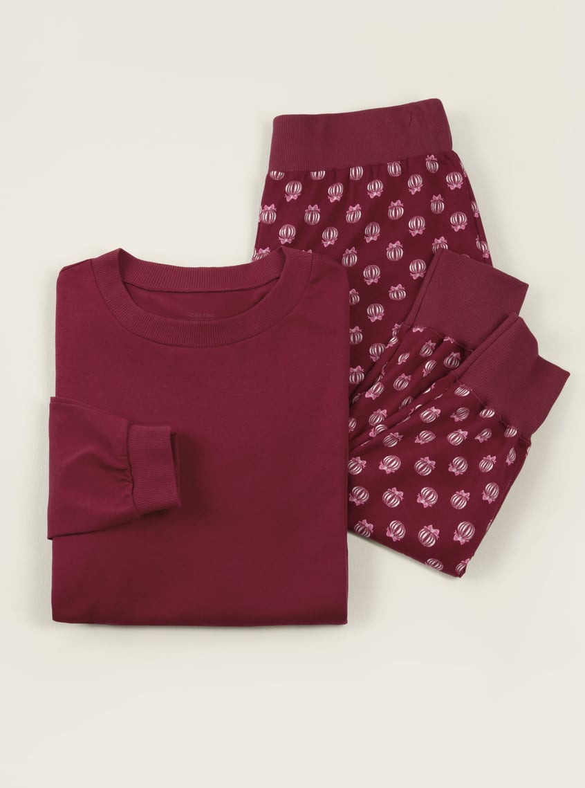 Coordinated nightwear set in Bordeaux with matching print for a harmonious look.