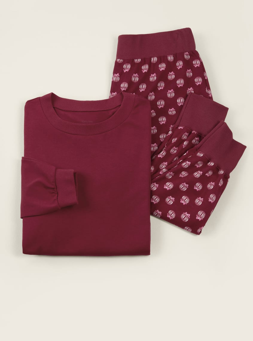 Coordinated nightwear set in Bordeaux with matching print for a harmonious look.
