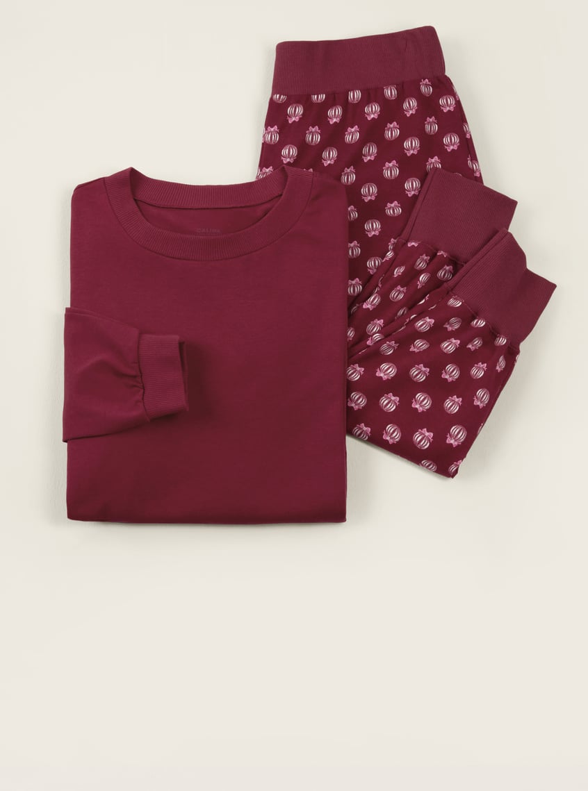 Coordinated nightwear set in Bordeaux with matching print for a harmonious look.