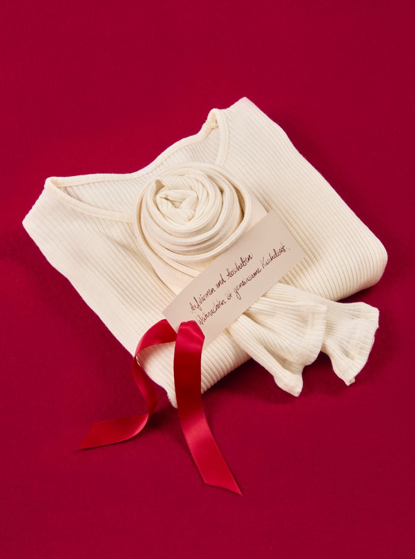 Warming fine ribbed underwear in cream with matching accessories, festively presented as a gift set.