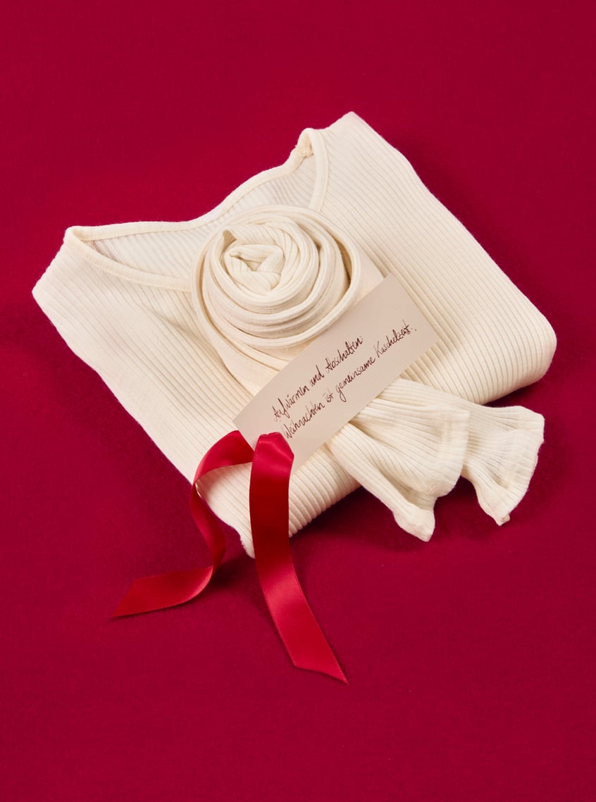 Warming fine ribbed underwear in cream with matching accessories, festively presented as a gift set.
