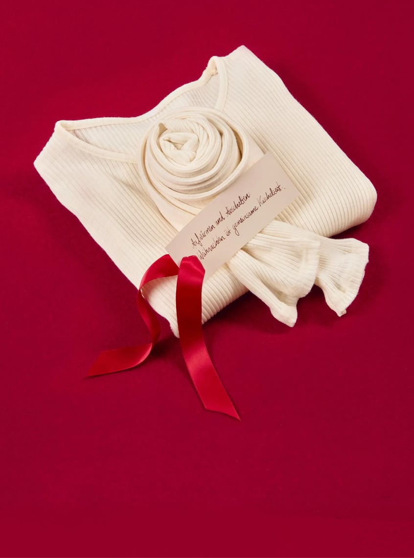 Warming fine ribbed underwear in cream with matching accessories, festively presented as a gift set.