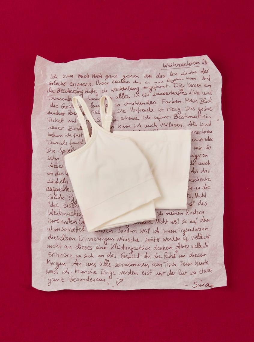 Modern bustier with clean design, presented as a gift idea in front of handwritten message.
