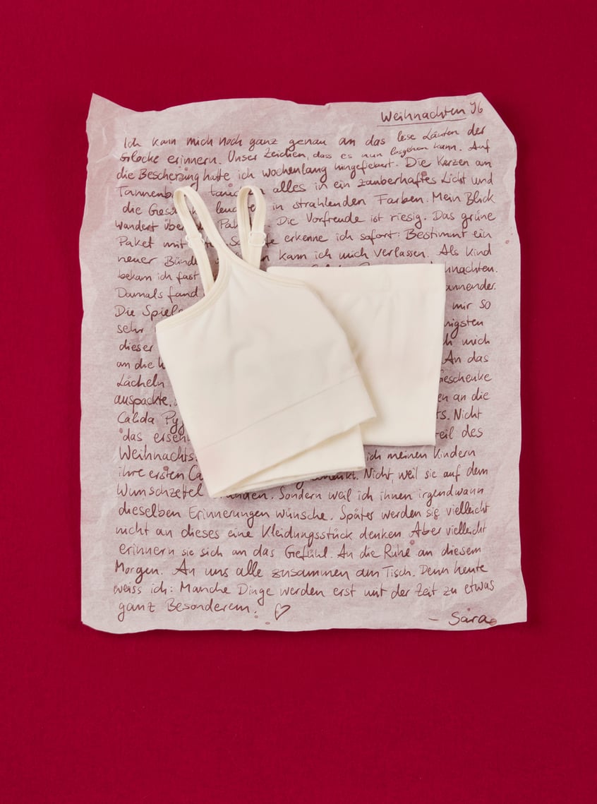Modern bustier with clean design, presented as a gift idea in front of handwritten message.