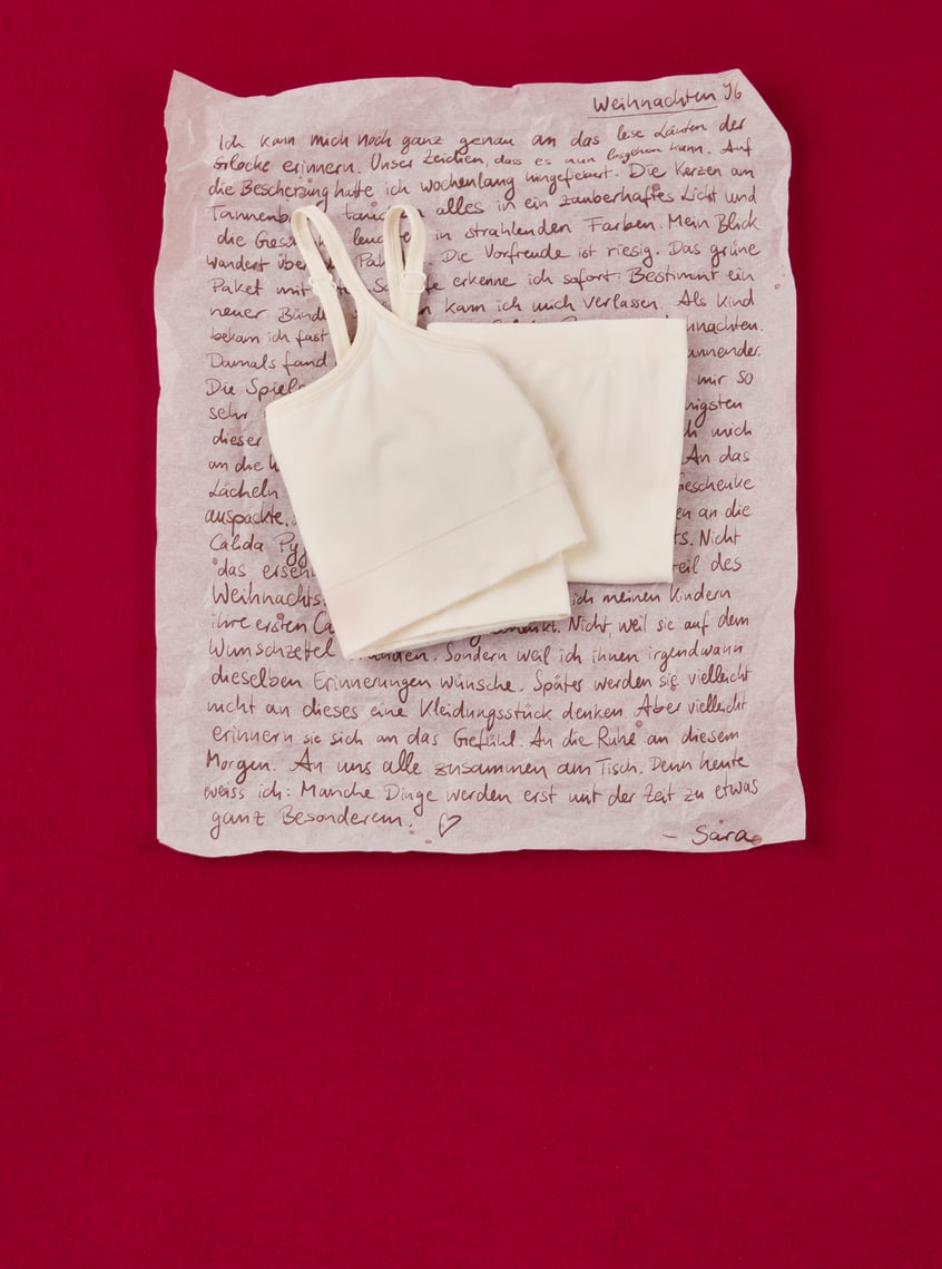 Modern bustier with clean design, presented as a gift idea in front of handwritten message.