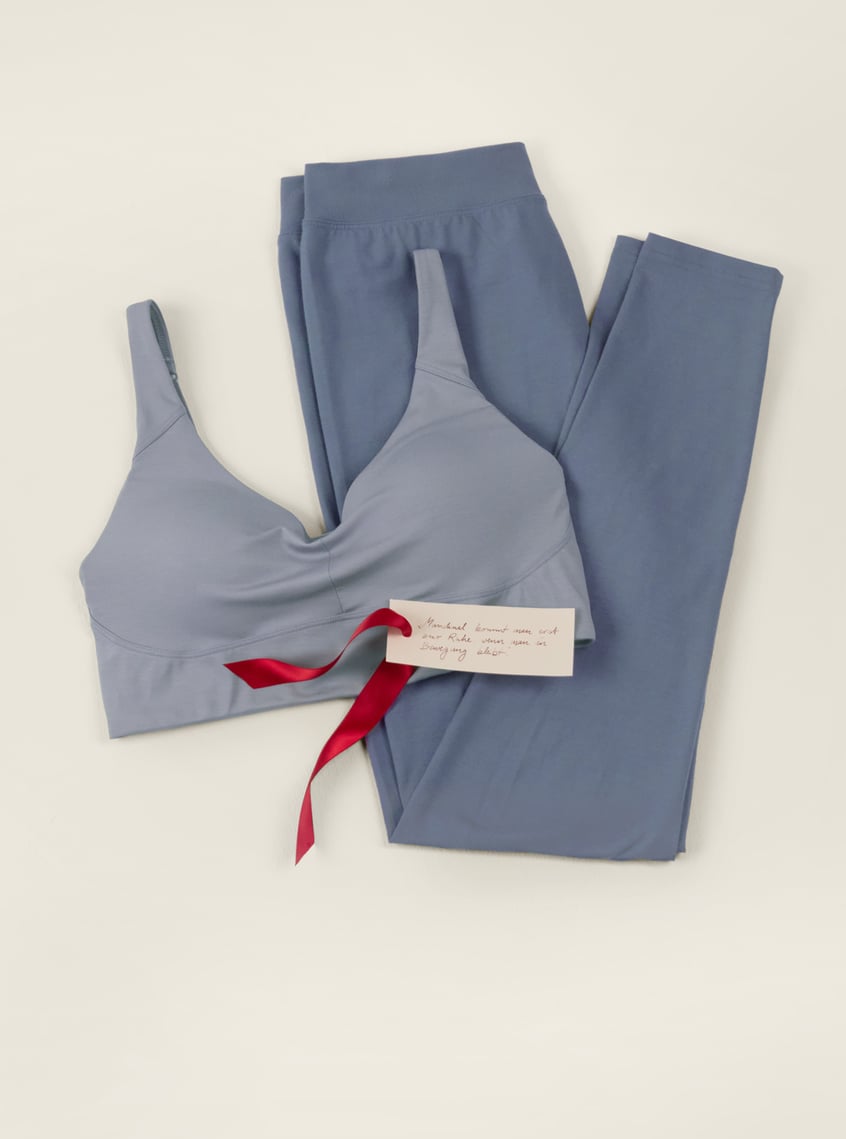 Comfort bustier and leggings in soft blue, as a stylish gift idea.