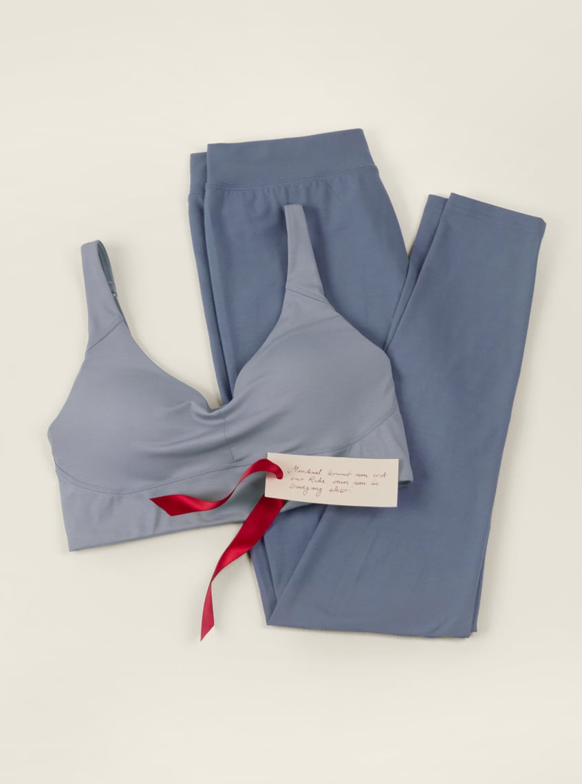Comfort bustier and leggings in soft blue, as a stylish gift idea.