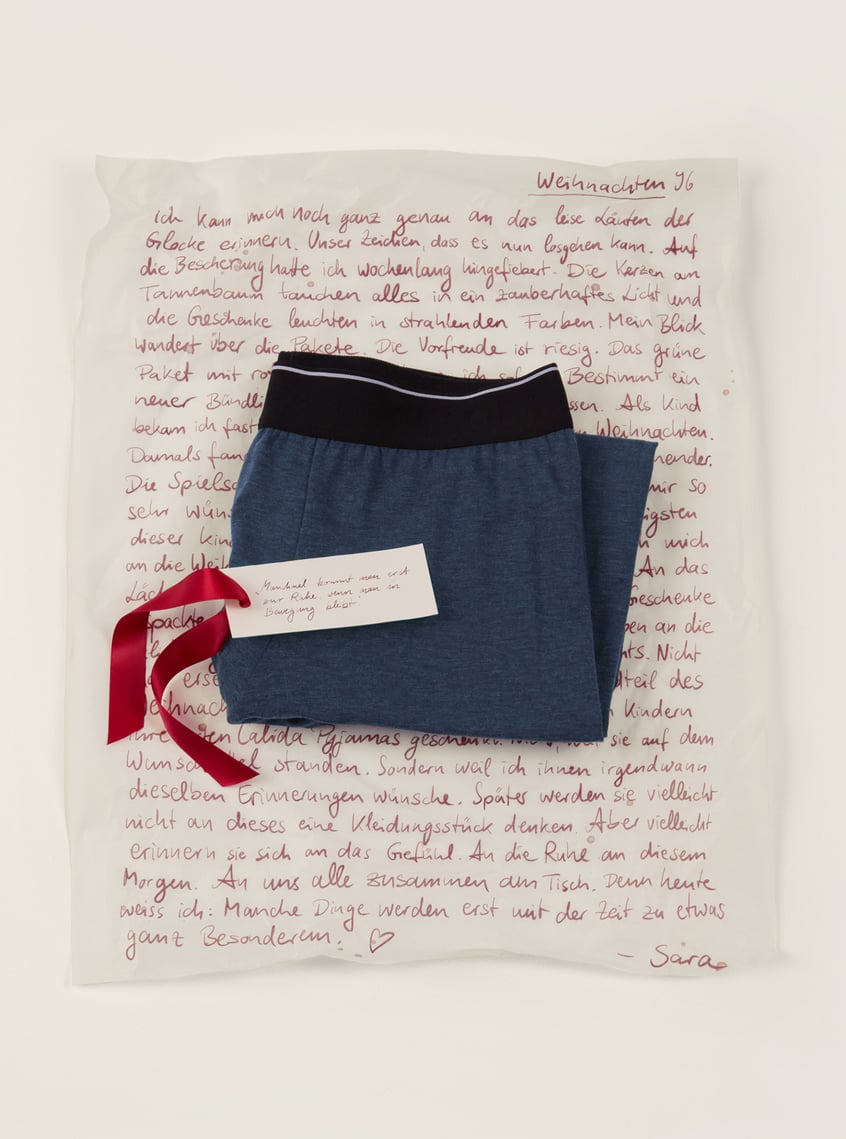 Warming men's underwear in blue with a wide comfort waistband, decoratively presented as a gift idea.