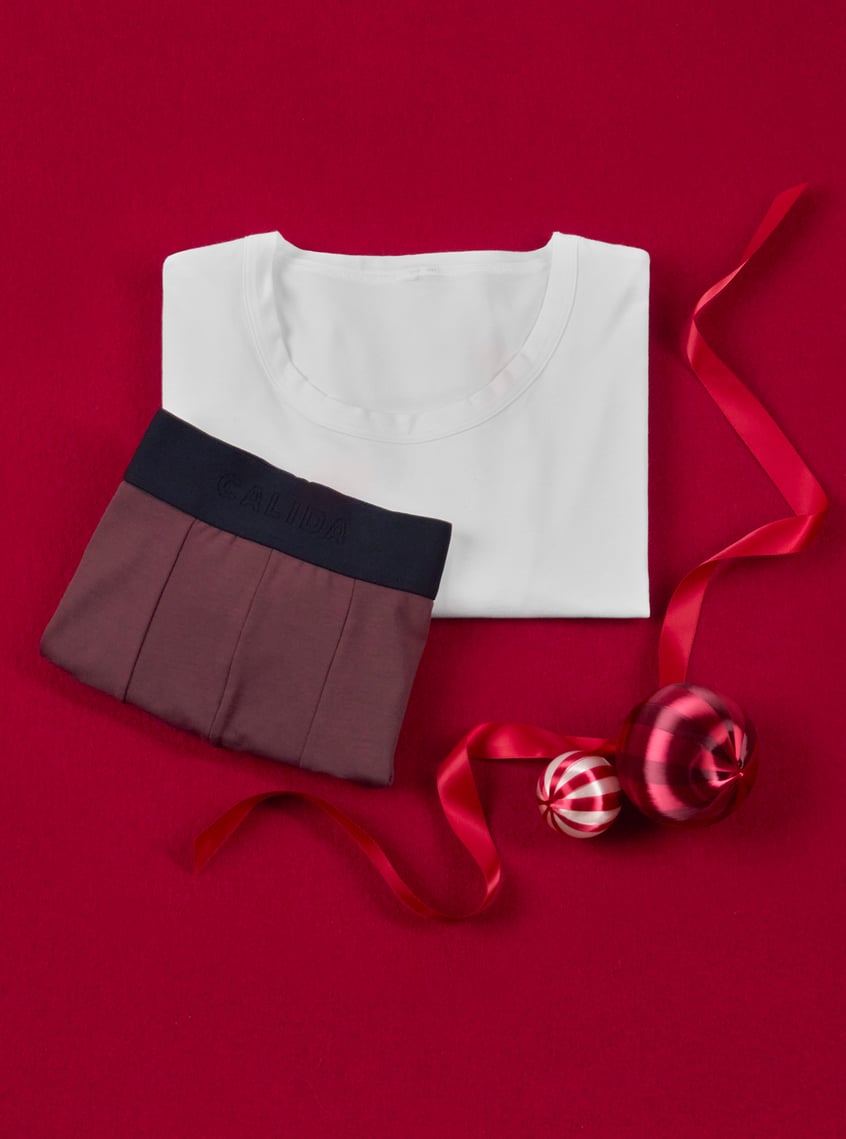 White undershirt and boxer shorts in modern colors, arranged as a practical gift idea for everyday life.