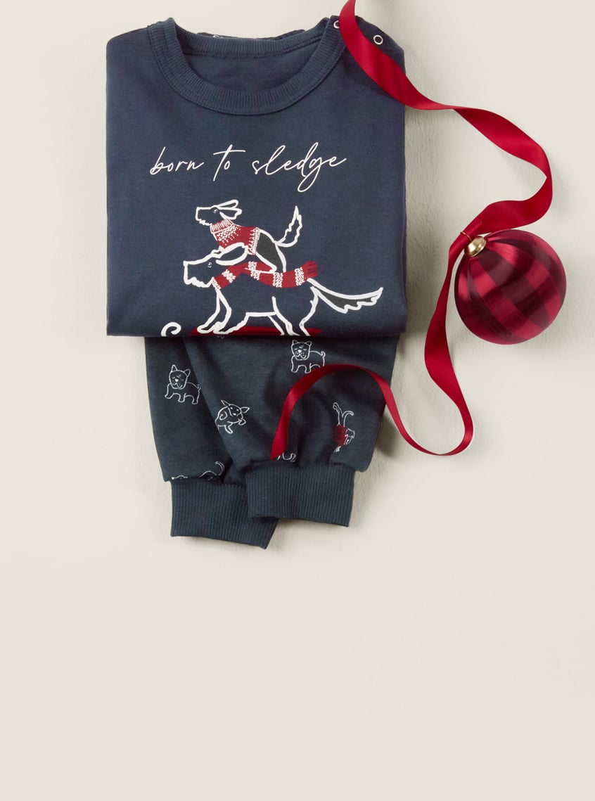 Nightwear in a coordinated look with a winter motif, arranged as a gift idea for the whole family.