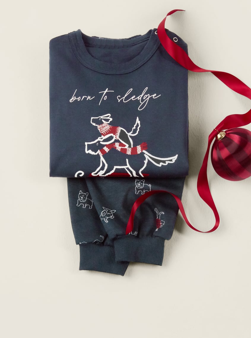 Nightwear in a coordinated look with a winter motif, arranged as a gift idea for the whole family.