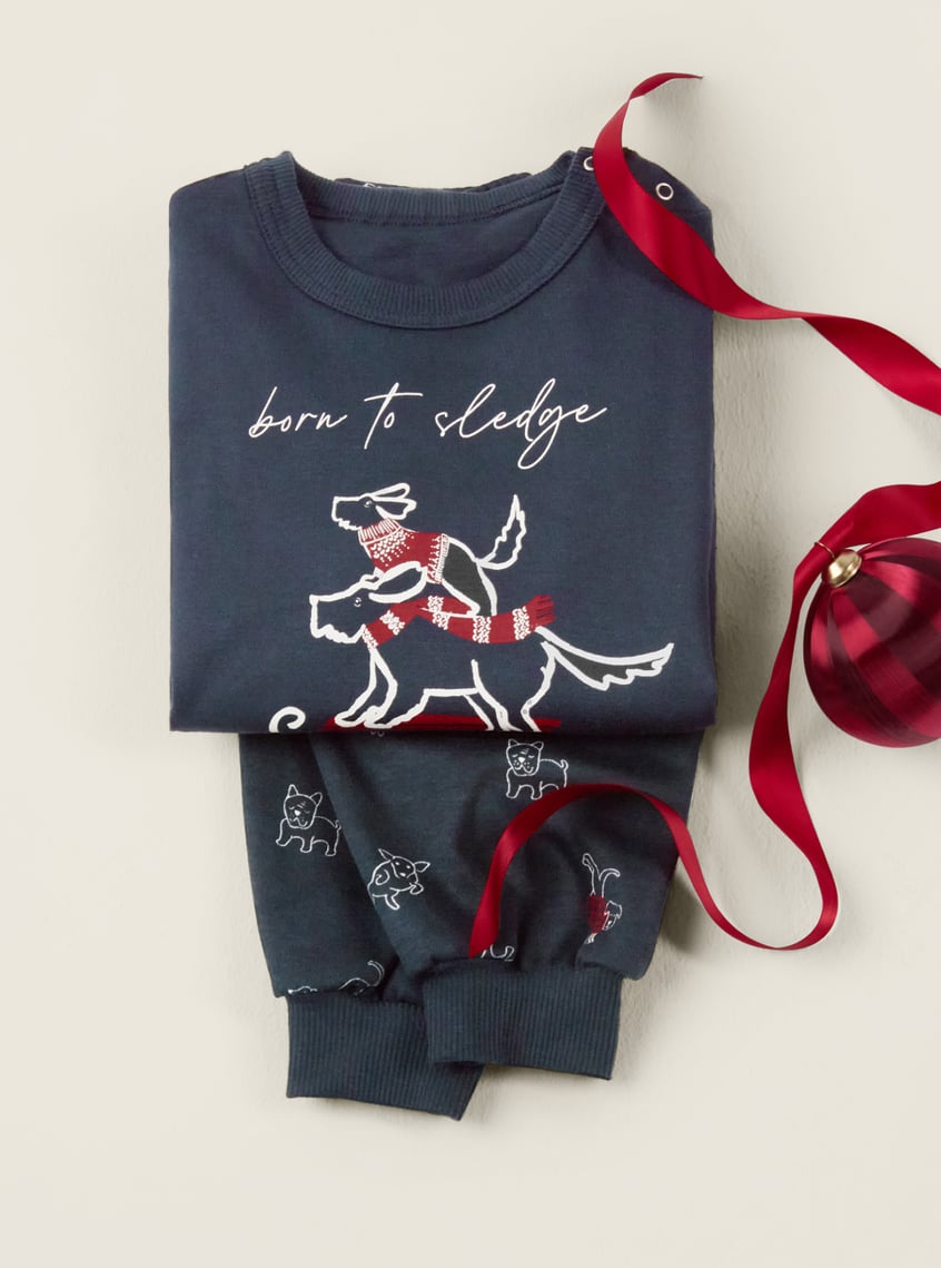 Nightwear in a coordinated look with a winter motif, arranged as a gift idea for the whole family.