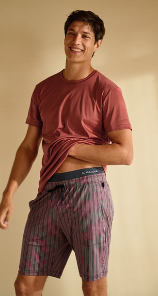 Cet homme porte un pyjama de la gamme RMX Sleep Superlight.