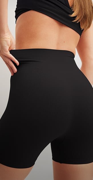Auf dem Bild trägt die Dame eine Radlerhose unserer neuen Serie Seamless Shape in der Farbe schwarz.