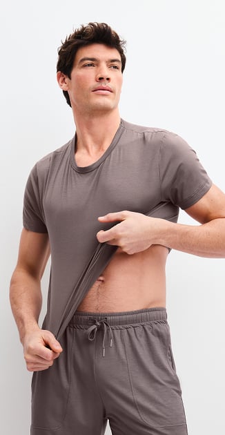 Ein Mann trägt ein braunes Nachtwäsche-Set aus der Serie DSW Balancing.