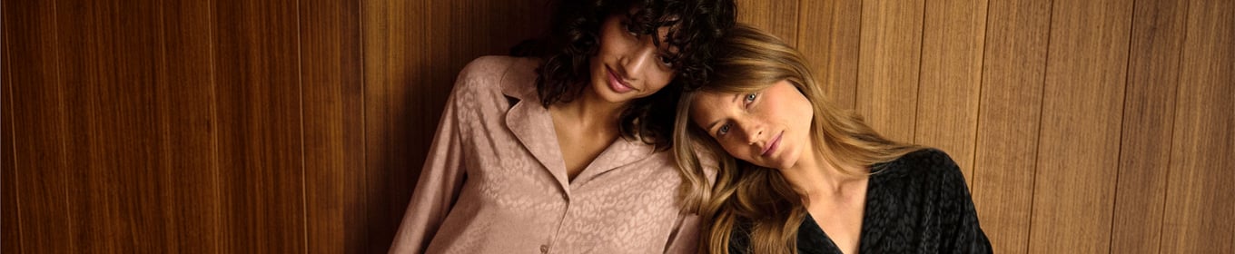 Die Dame trägt ein Unterwäsche Set der Serie Seamless Natural und die neue Loungewear der HW26 Kollektion.