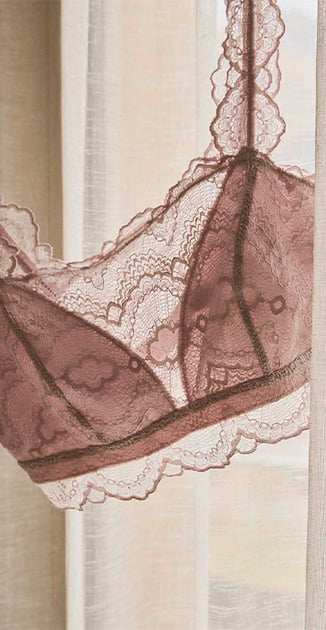 Nella foto sono raffigurati 3 reggiseni bonded della linea Natural Skin.