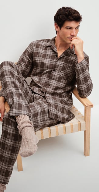 The model is wearing a button-front pyjama from the Relax Flannel Mood series.