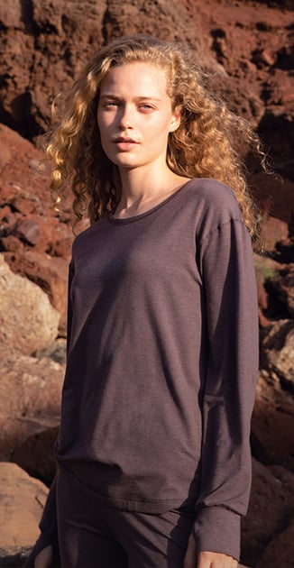 Cette femme porte un pyjama de la série DEEPSLEEPWEAR WARMING dans un marron délicat.