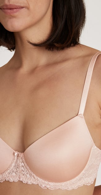 Le mannequin porte un soutien-gorge spacer avec armatures de la série Sensual Secrets, agrémenté de délicats détails en dentelle.