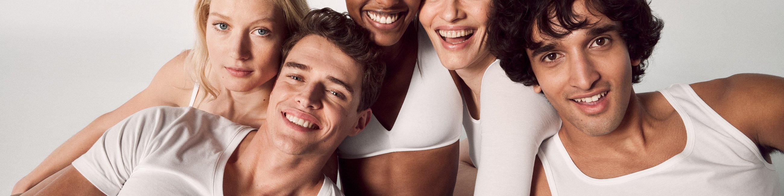 Männer und Frauen tragen die Basic-Wäsche für Tag- und Nacht.