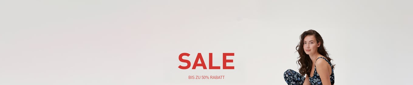 Die Dame trägt einen Slip und ein Spaghetti Top der Serie Etude Toujours.