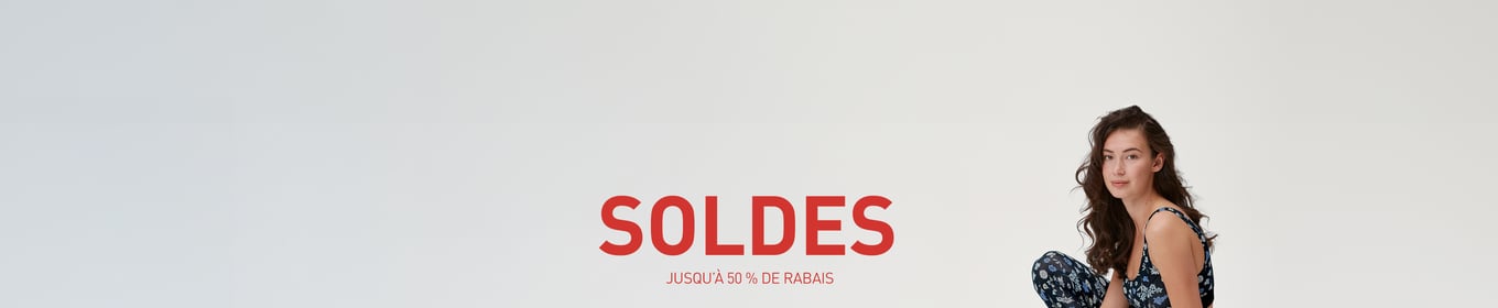 La dame porte un slip et un top à bretelles fines de la série Etude Toujours.