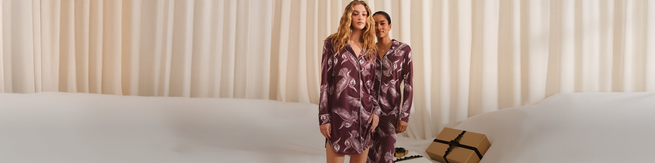 Les mannequins portent des pyjamas de la série Moonlight Dreams.