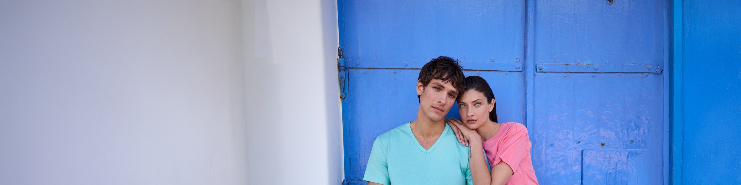 Dame und Herr tragen aktuelle farbenfrohe und sommerlich gemusterte Bestseller