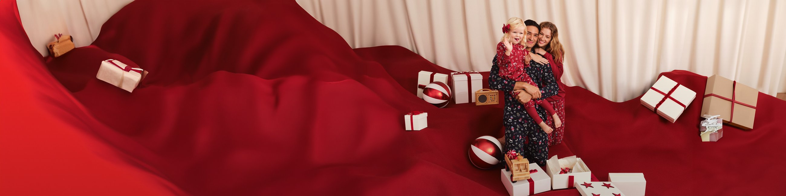 Eine Familie trägt die neue Winterkollektion von Calida