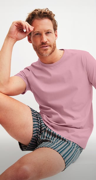 Der Mann trägt ein Rundhals-Shirt und eine Bermuda aus der Serie RMX Sleep Leisure.