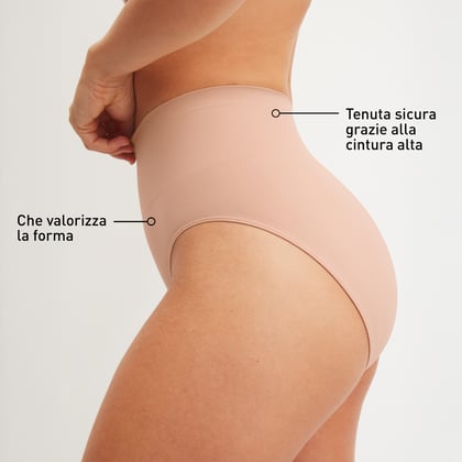 Una modella indossa lo slip della collezione Seamless Shape