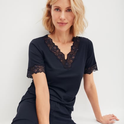 Ein Model trägt die Nachtwäscheserie Elegant Dreams in der neuen Farbe dunkelblau