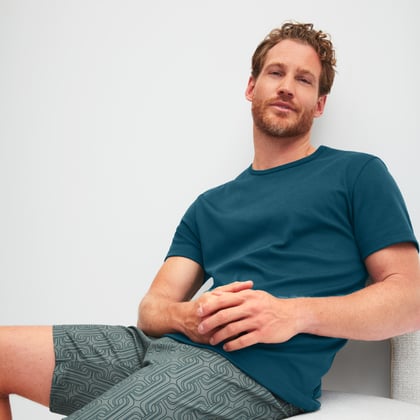 Ein männliches Model trägt die Nachtwäscheserie Relax Streamline in der neuen Farbe grün