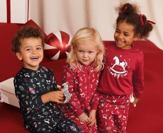 Enfants en pyjama de Noël