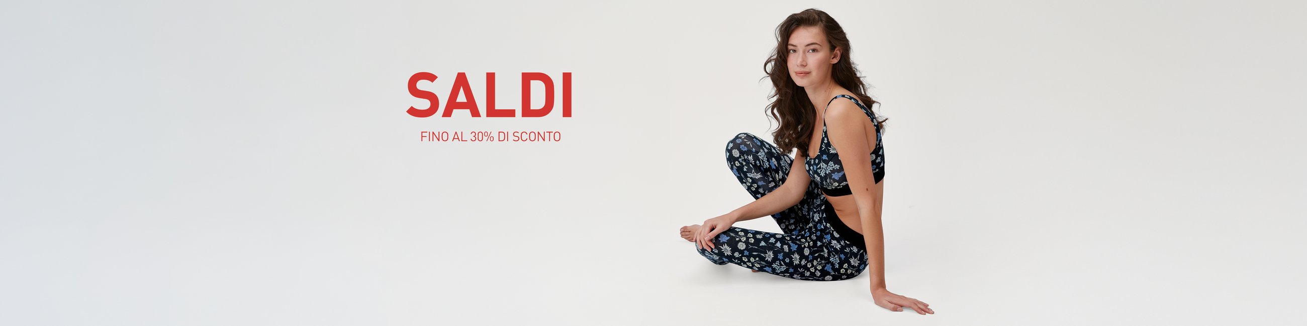 La signora indossa un slip e un top a spalle sottili della serie Etude Toujours.