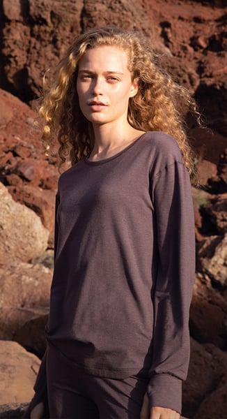 Die Dame trägt einen Schlafanzug aus der Serie DEEPSLEEPWEAR WARMING in einem sanften Braunton.