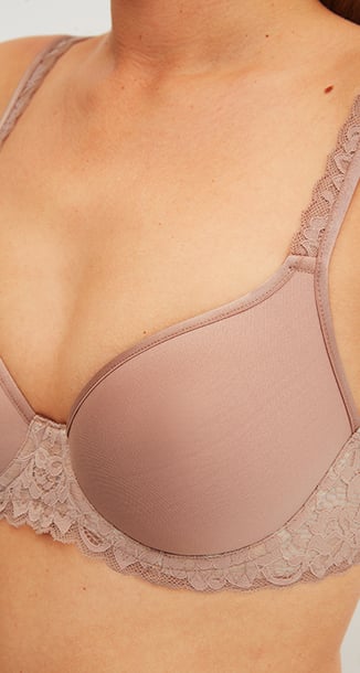 On découvre ici un soutien-gorge à armatures de la collection Sensual Secrets, orné d'une dentelle délicate qui lui confère une élégance féminine.