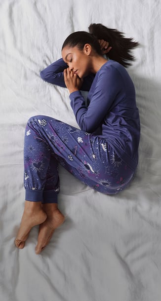 Die Dame trägt einen Pyjama aus der Serie ein Favourites Sleep.